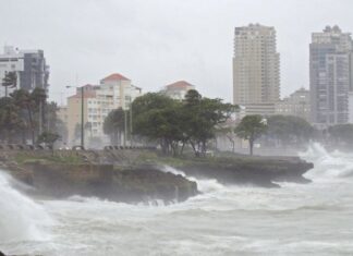 La Onamet informó que permanece un sistema de alta presión dominando las condiciones del tiempo sobre el territorio dominicano, sin embargo, los efectos del viento moderado del noreste y una débil vaguada en superficie ubicada sobre Haití, estarán favoreciendo los desarrollos nubosos para que se produzcan lluvias dispersas ocasionales con ráfagas de viento.
