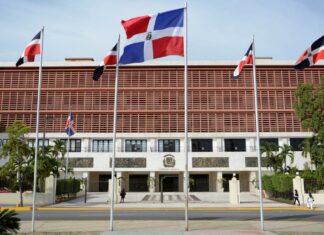 Aprobado en primera lectura por el Senado presupuesto 2024 El Senado de la República aprobó este lunes en primera lectura y con su informe favorable el proyecto de Ley de Presupuesto General del Estado para el año 2024 por RD$1,619,679,766,693.