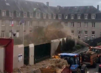 Rocían de estiércol a edificios gubernamentales en Francia