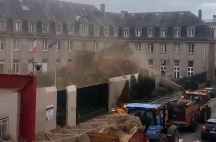 Rocían de estiércol a edificios gubernamentales en Francia