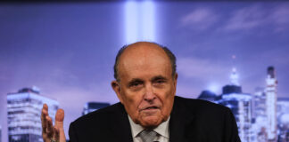 El abogado Rudy Giuliani, el que fuera representante legal del expresidente de Estados Unidos Donald Trump, ha sido condenado este viernes a pagar 148 millones de dólares (135 millones de euros) en daños y perjuicios a dos trabajadoras a las que acusó de amañar los resultados electorales en el estado de Georgia en 2020.