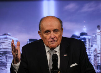 Condenan Rudy Giuliani a pagar 135 millones a dos funcionarias El abogado Rudy Giuliani, el que fuera representante legal del expresidente de Estados Unidos Donald Trump, ha sido condenado este viernes a pagar 148 millones de dólares (135 millones de euros) en daños y perjuicios a dos trabajadoras a las que acusó de amañar los resultados electorales en el estado de Georgia en 2020.