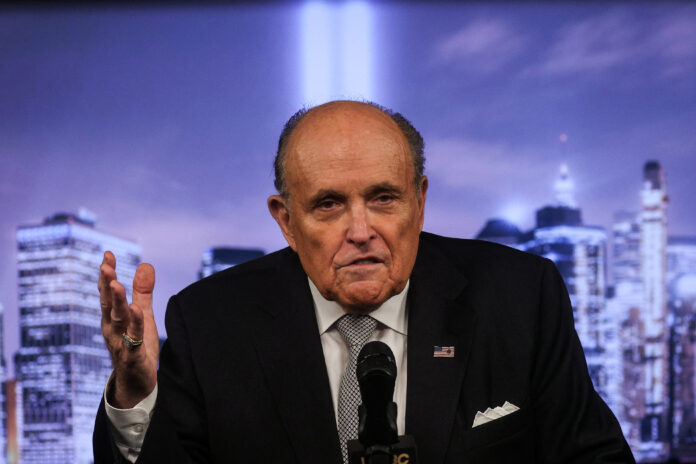 Condenan Rudy Giuliani a pagar 135 millones a dos funcionarias El abogado Rudy Giuliani, el que fuera representante legal del expresidente de Estados Unidos Donald Trump, ha sido condenado este viernes a pagar 148 millones de dólares (135 millones de euros) en daños y perjuicios a dos trabajadoras a las que acusó de amañar los resultados electorales en el estado de Georgia en 2020.
