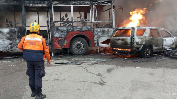 Al menos 14 muertos tras choque múltiple y explosión en una autopista de Caracas