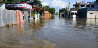 El Centro de Operaciones de Emergencia (COE) colocó la noche de este lunes en alerta roja varias comunidades, mantiene ocho provincias en amarilla y 12 en verde, debido a que aún permanece la influencia de un activo sistema frontal y se prevé que para esta noche, sean los aguaceros más intensos y frecuentes sobre gran parte de la geografía nacional.
