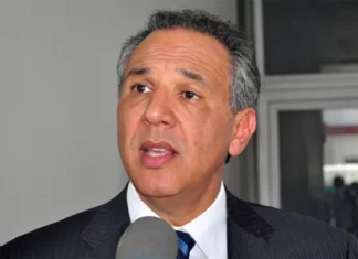 El exministro de la presidencia, José Ramón Peralta, reapareció la mañana de este viernes en la celebración de los 50 años del Partido de la Liberación Dominicana, PLD, después de salir de la cárcel, por la supuesta vinculación en la Operación Calamar.