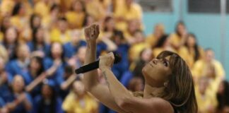 La artista puertorriqueña Kany García llegó a la Isla para cantar en el Complejo de Rehabilitación para Mujeres de Bayamón. Todas estaban disfrutando con ella.
