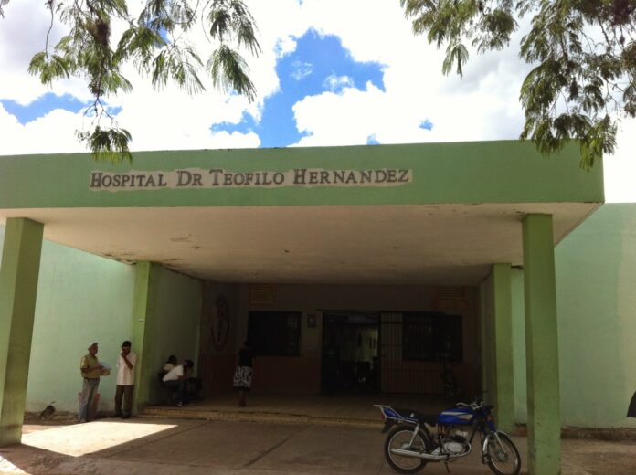 La muerte de un cobrador de cobrador de autobús generó un desorden que incluyó destrozos de ventanas, pedreas y lanzamientos de objetos en la parte frontal del hospital público Doctor Teófilo Hernández. El joven fue llevado al hospital tras un accidente, fue referido a otro centro pero no se efectuó el traslado.