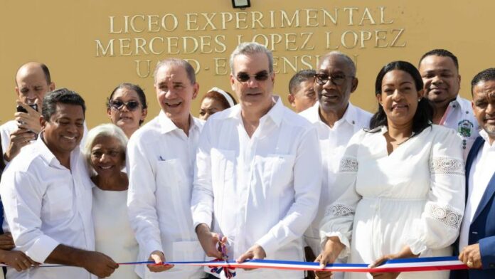 El presidente Luis Abinader dejó inaugurado este jueves el Liceo Experimental María Mercedes López López y una extensión de la Universidad Autónoma de Santo Domingo (UASD) en el sector La Guáyiga del municipio de Pedro Brand, en Santo Domingo Oeste.