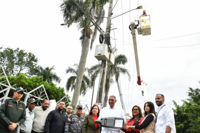 En la provincia de Monseñor Nouel fue iniciada la instalación de 500 lámparas led con el objetivo de mantener las calles iluminadas y reducir la delincuencia, en un programa conjunto del Ministerio de Interior y Policía (MIP) y la Empresa Distribuidora de Electricidad del Norte (Edenorte).