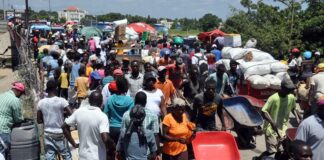 Miles de haitianos vendedores y compradores asistieron este viernes a la feria del mercado fronterizo en esta ciudad, algunos de los cuales se registran en el sistema biométrico para salir hacia las calles a diferentes actividades acompañados de quienes dicen ser sus patronos.