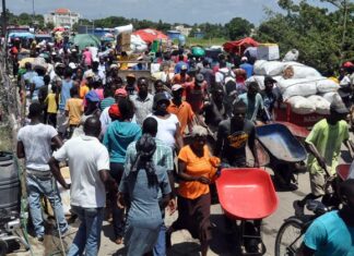 Miles de haitianos asisten al mercado fronterizo en Dajabón Miles de haitianos vendedores y compradores asistieron este viernes a la feria del mercado fronterizo en esta ciudad, algunos de los cuales se registran en el sistema biométrico para salir hacia las calles a diferentes actividades acompañados de quienes dicen ser sus patronos.