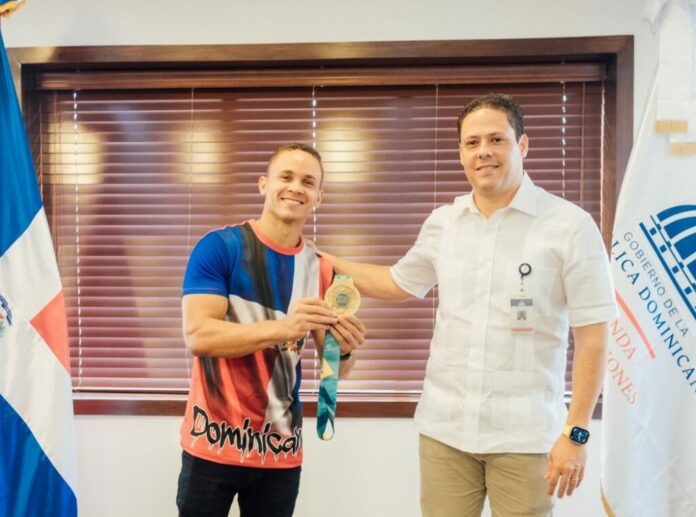 El ministro de la Vivienda y Edificaciones, Carlos Bonilla, dispuso la entrega de un apartamento del Plan Mi Vivienda al gimnasta Audrys Nin Reyes, quien recientemente ganó la medalla de oro en gimnasia en los Juegos Panamericanos de Santiago de Chile 2023.