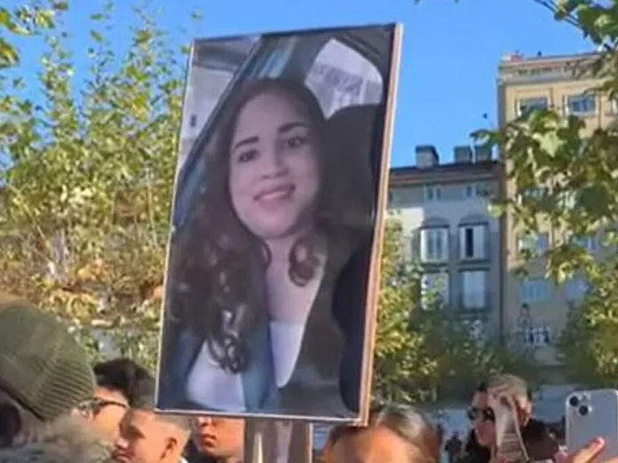 Los familiares de la dominicana residente en Pamplona, España, Rosa Gabriela Reyes Chávez, convocaron a una manifestación para este miércoles con la que buscan seguir presionando para obtener información sobre el paradero de la mujer de 33 años, cuyo rastro se perdió el pasado 7 de diciembre tras salir de un bar de la ciudad.
