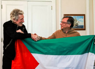 Una guitarra de regalo y una bandera palestina: así fue el encuentro de Petro con Roger Waters