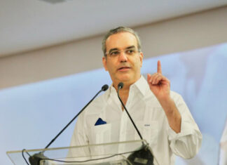 El presidente Luis Abinader suspendió este martes su agenda de trabajo en el interior del país debido a las lluvias provocadas por un sistema frontal al noroeste del territorio.