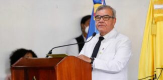 El expresidente del Colegio Médico Dominicano, Senen Caba, recibe atenciones médicas por un sangrado gastrointestinal en el Centro de Diagnóstico Medicina Avanzada y Telemedicina.