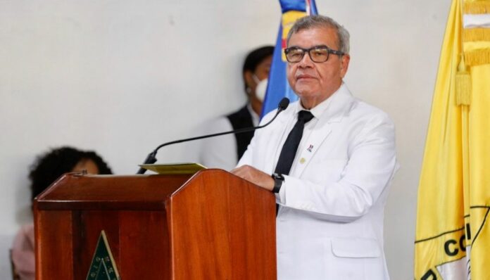El expresidente del Colegio Médico Dominicano, Senen Caba, recibe atenciones médicas por un sangrado gastrointestinal en el Centro de Diagnóstico Medicina Avanzada y Telemedicina.