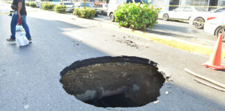 La explosión número 11 de la tubería, provocó un gran socavón que afecta la calle Emilio Prud’homme del sector Bella Vista al suroeste del municipio cabecera de Santiago de los Caballeros.