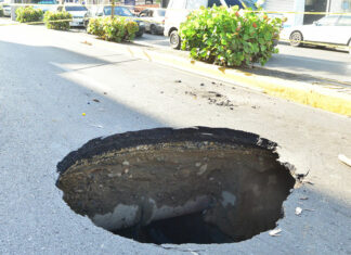 Explosión en tubería causa gran socavón en Santiago La explosión número 11 de la tubería, provocó un gran socavón que afecta la calle Emilio Prud’homme del sector Bella Vista al suroeste del municipio cabecera de Santiago de los Caballeros.