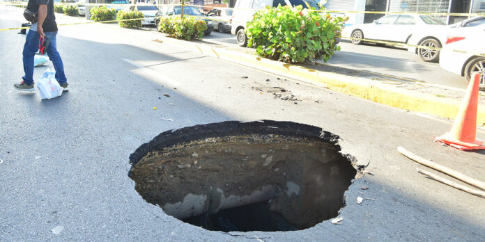 La explosión número 11 de la tubería, provocó un gran socavón que afecta la calle Emilio Prud’homme del sector Bella Vista al suroeste del municipio cabecera de Santiago de los Caballeros.