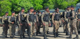 El Ejército de República Dominicana incrementó este domingo su presencia militar en la zona fronteriza de Dajabón tras los incidentes ocurridos este domingo en la frontera dominico -haitiana, cuando un grupo de policías haitianos armados cruzó a territorio dominicano y agredió a comerciantes dominicanos que realizaban actividades comerciales informales en la zona de La Vigía.