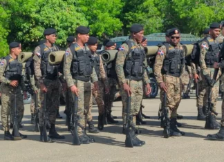 El Ejército de República Dominicana incrementó este domingo su presencia militar en la zona fronteriza de Dajabón tras los incidentes ocurridos este domingo en la frontera dominico -haitiana, cuando un grupo de policías haitianos armados cruzó a territorio dominicano y agredió a comerciantes dominicanos que realizaban actividades comerciales informales en la zona de La Vigía.