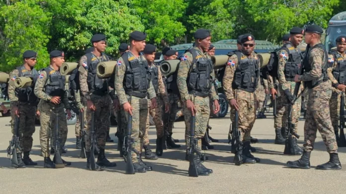 El Ejército de República Dominicana incrementó este domingo su presencia militar en la zona fronteriza de Dajabón tras los incidentes ocurridos este domingo en la frontera dominico -haitiana, cuando un grupo de policías haitianos armados cruzó a territorio dominicano y agredió a comerciantes dominicanos que realizaban actividades comerciales informales en la zona de La Vigía.