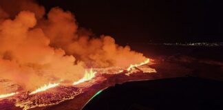 Un volcán entró en erupción en Islandia a las 22.17 de este lunes (una hora más en la España peninsular) a unos tres kilómetros al noreste de la ciudad de Grindavik, un pequeño municipio pesquero situado en la península de Reikjanes, a apenas 60 kilómetros de Reikiavik, la capital. “La actividad sísmica junto con las mediciones de los dispositivos GPS indican que el magma se está moviendo hacia el suroeste y la erupción puede continuar en dirección a Grindavik”, explicó la Oficina Meteorológica Islandesa (OMI). La grieta en la superficie terrestre tiene unos 3,5 kilómetros de largo y expulsa entre 100 y 200 metros cúbicos de lava por segundo, con columnas de humo de un centenar de metros de altura.