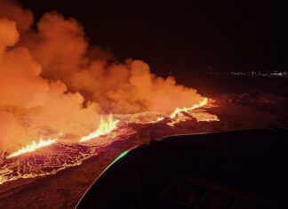 Un volcán entra en erupción en Islandia al noreste de la ciudad de Grindavik Un volcán entró en erupción en Islandia a las 22.17 de este lunes (una hora más en la España peninsular) a unos tres kilómetros al noreste de la ciudad de Grindavik, un pequeño municipio pesquero situado en la península de Reikjanes, a apenas 60 kilómetros de Reikiavik, la capital. “La actividad sísmica junto con las mediciones de los dispositivos GPS indican que el magma se está moviendo hacia el suroeste y la erupción puede continuar en dirección a Grindavik”, explicó la Oficina Meteorológica Islandesa (OMI). La grieta en la superficie terrestre tiene unos 3,5 kilómetros de largo y expulsa entre 100 y 200 metros cúbicos de lava por segundo, con columnas de humo de un centenar de metros de altura.