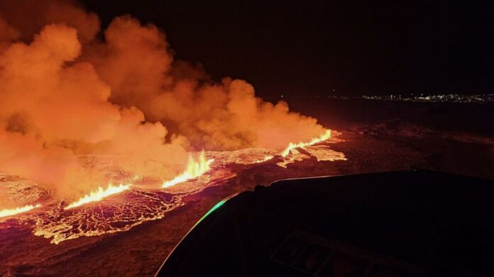 Un volcán entra en erupción en Islandia al noreste de la ciudad de Grindavik Un volcán entró en erupción en Islandia a las 22.17 de este lunes (una hora más en la España peninsular) a unos tres kilómetros al noreste de la ciudad de Grindavik, un pequeño municipio pesquero situado en la península de Reikjanes, a apenas 60 kilómetros de Reikiavik, la capital. “La actividad sísmica junto con las mediciones de los dispositivos GPS indican que el magma se está moviendo hacia el suroeste y la erupción puede continuar en dirección a Grindavik”, explicó la Oficina Meteorológica Islandesa (OMI). La grieta en la superficie terrestre tiene unos 3,5 kilómetros de largo y expulsa entre 100 y 200 metros cúbicos de lava por segundo, con columnas de humo de un centenar de metros de altura.