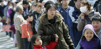 Cientos de habitantes de la pequeña ciudad japonesa de Shika hacen fila el martes frente a la alcaldía esperando recibir los seis litros de agua asignados a cada persona tras el potente terremoto que sacudió en la víspera el país.