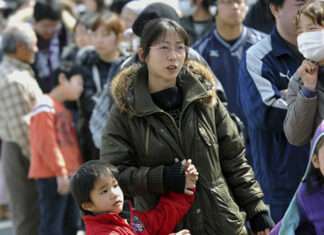 Cientos de habitantes de la pequeña ciudad japonesa de Shika hacen fila el martes frente a la alcaldía esperando recibir los seis litros de agua asignados a cada persona tras el potente terremoto que sacudió en la víspera el país.