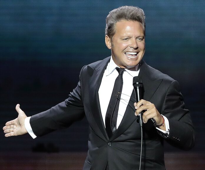 Esta noche el cantante Luis Miguel tiene una cita con todos sus fanáticos en el Estadio Olímpico, desde donde iniciará su gira 2024 y en donde entregará todos sus éxitos.