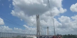 Una persona murió y al menos dos más resultaron heridas la madrugada del martes, a consecuencia de un accidente de tránsito, registrado en el puente Francisco del Rosario Sánchez (Puente de la 17), generando caos en el tránsito que se ha extendido por varias horas.