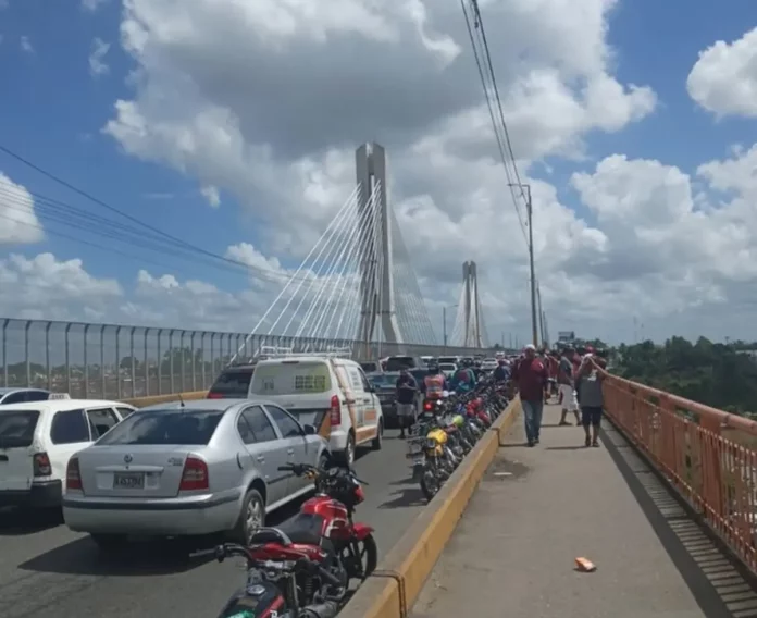 Un muerto y dos heridos en accidente de tránsito en Puente de la 17 Una persona murió y al menos dos más resultaron heridas la madrugada del martes, a consecuencia de un accidente de tránsito, registrado en el puente Francisco del Rosario Sánchez (Puente de la 17), generando caos en el tránsito que se ha extendido por varias horas.