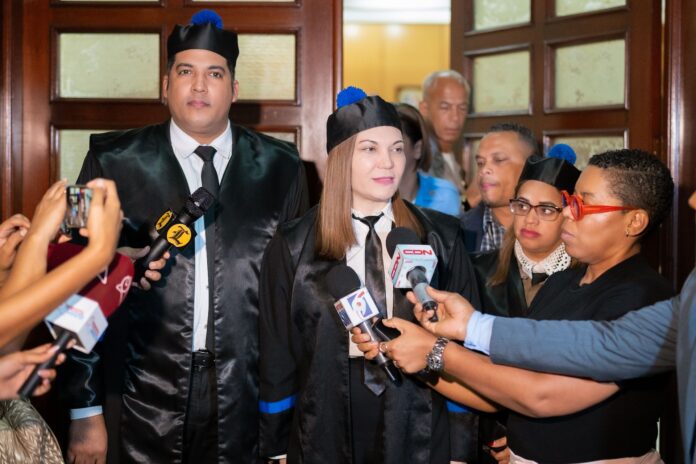 La Oficina Judicial de Servicios de Atención Permanente del Distrito Nacional acogió el pedimento del Ministerio Público e impuso 18 meses de prisión preventiva, como medida de coerción, contra Emanuel Rivera Ledesma, principal imputado en la Operación Nido y declaró la complejidad del caso.