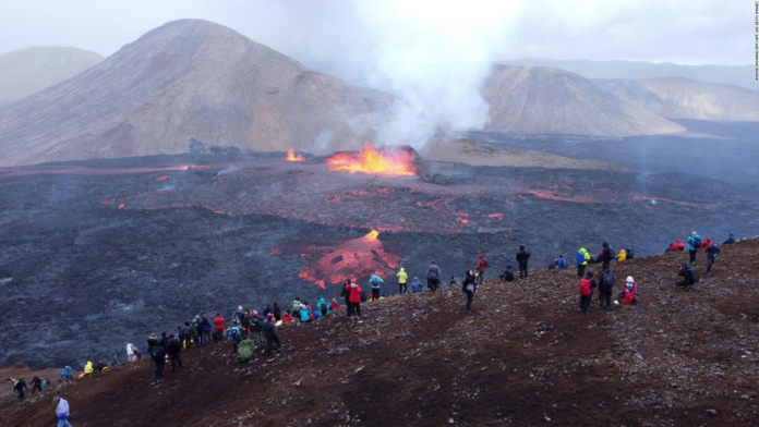 Islandia registró una nueva erupción volcánica, con lava dirigiéndose hacia la localidad de Grindavík, según informó la Oficina Meteorológica de Islandia (IMO, por sus siglas en inglés).