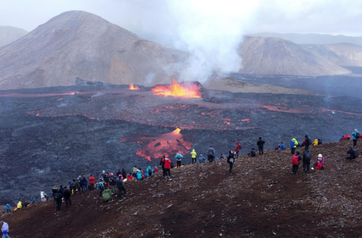 Un volcán entra en erupción en el suroeste de Islandia y pone en riesgo a un pueblo Islandia registró una nueva erupción volcánica, con lava dirigiéndose hacia la localidad de Grindavík, según informó la Oficina Meteorológica de Islandia (IMO, por sus siglas en inglés).