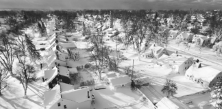 Las fuertes tormentas invernales en Estados Unidos han provocado la muerte de decenas de personas, daños a infraestructuras, cientos de cancelaciones y retrasos de vuelos así como el cierre de escuelas y oficinas en varias regiones. Al menos nueve estados reportaron muertes.