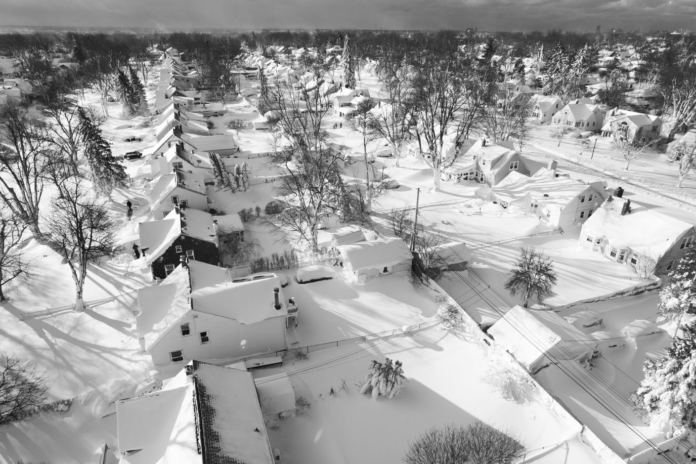 Las fuertes tormentas invernales en Estados Unidos han provocado la muerte de decenas de personas, daños a infraestructuras, cientos de cancelaciones y retrasos de vuelos así como el cierre de escuelas y oficinas en varias regiones. Al menos nueve estados reportaron muertes.