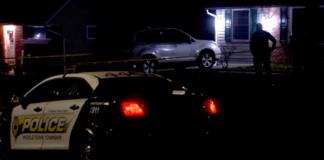 La policía de Pensilvania está investigando un espantoso asesinato después de que un hombre publicara un video en las redes sociales, mostrando lo que, según él, era la cabeza decapitada de su padre, y despotricara sobre el Gobierno de Biden y la crisis fronteriza, al tiempo que se declaraba a sí mismo nuevo presidente interino de Estados Unidos bajo la ley marcial.