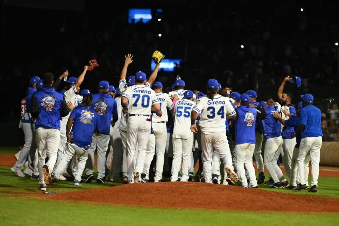 Cinco lanzadores se combinaron para tirar pelota en blanco de solo cinco imparables y el intermedista Jack Mayfield disparó dos imparables remolcadores de carreras para que los Tigres del Licey blanquearan 5-0 a las Estrellas Orientales, en el tercer choque de la Serie Final del Torneo de Béisbol Invernal, efectuado en el Estadio Tetelo Vargas de esta ciudad.