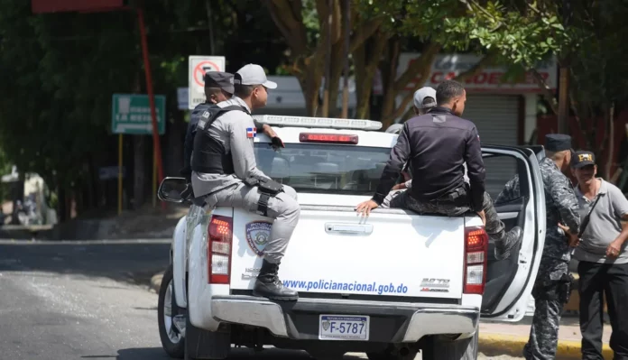 La vocera de la Policía Nacional en La Romana, Risa Nuñez Ortiz, informó este miércoles que un presunto antisocial que era buscado con varias órdenes de arresto falleció mientras recibía atenciones médicas, luego de que supuestamente enfrentara a tiros a una patrulla policial en la calle Circunvalación del sector Villa Pereyra, de esta ciudad.