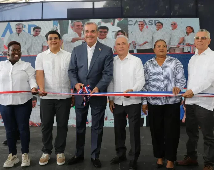 El presidente Luis Abinader encabezó ayer el acto en el que la Corporación del Acueducto y Alcantarillado de Santo Domingo (CAASD) inauguró la saneada cañada Cachón Oeste, con una inversión de RD$68 millones y que beneficiará a cientos de familias en el municipio de Santo Domingo Este.