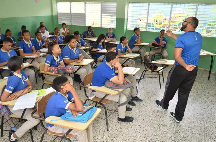 Minerd anuncia seguro de vida para estudiantes del sector público