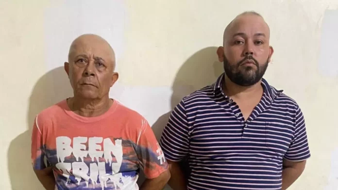 Miembros de la Policía Nacional capturaron a dos hombres (padre e hijo) acusados de abusar sexualmente de una menor de 15 años de edad de su descendencia, en un hecho ocurrido en el municipio de Jarabacoa, provincia La Vega.