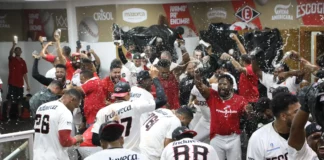 Los Leones del Escogido ascendieron anoche a la segunda posición del Round Robin del Torneo de Béisbol Invernal, tras vencer por 8-1 a los Tigres del Licey en el Estadio Quisqueya Juan Marichal.