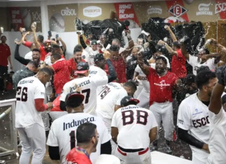 Leones y Licey empatan en segundo puesto del Round Robin Los Leones del Escogido ascendieron anoche a la segunda posición del Round Robin del Torneo de Béisbol Invernal, tras vencer por 8-1 a los Tigres del Licey en el Estadio Quisqueya Juan Marichal.