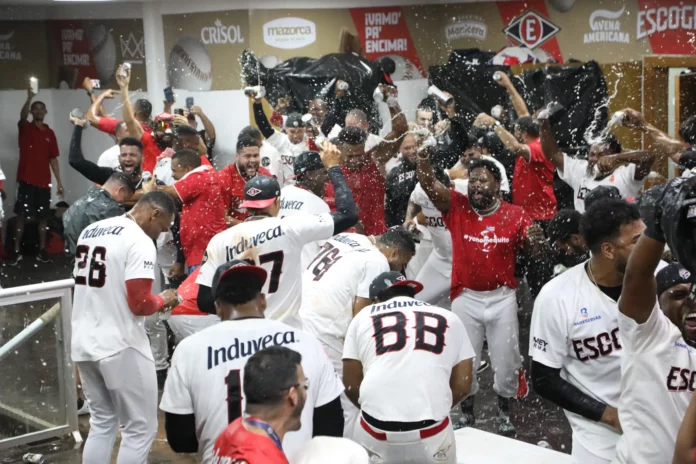 Los Leones del Escogido ascendieron anoche a la segunda posición del Round Robin del Torneo de Béisbol Invernal, tras vencer por 8-1 a los Tigres del Licey en el Estadio Quisqueya Juan Marichal.